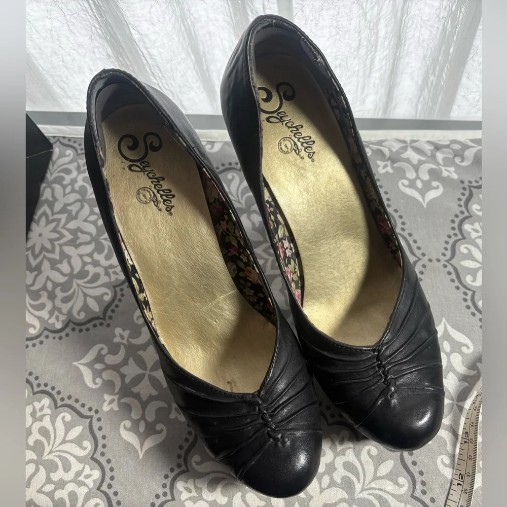 Seychelles Black Heels with Floral Lining - Picture 9 of 12